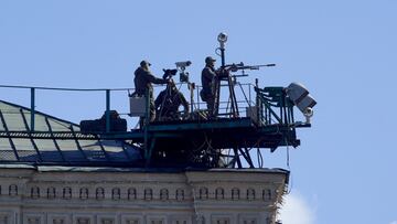 Snipers are seen on the roof of a building during a military parade on Victory Day, which marks the 78th anniversary of the victory over Nazi Germany in World War Two, in Red Square in central Moscow, Russia May 9, 2023. Alexander Avilov/Moscow News Agency/Handout via REUTERS ATTENTION EDITORS - THIS IMAGE HAS BEEN SUPPLIED BY A THIRD PARTY. MANDATORY CREDIT.