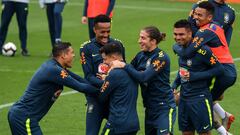 Coutinho recibe las bromas de sus compa&ntilde;eros en el entrenamiento de ayer de la selecci&oacute;n brasile&ntilde;a.