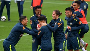 Coutinho recibe las bromas de sus compañeros en el entrenamiento de ayer de la selección brasileña.