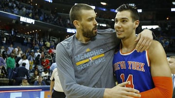 Marc Gasol saluda a Willy Hernang&oacute;mez.