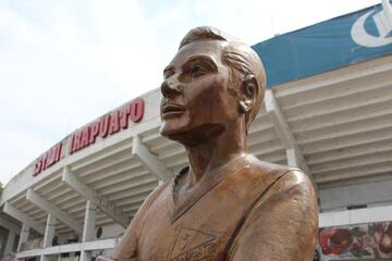 La estatua a Jaime Belmonte, histórico jugador 'fresero', autor del gol del primer punto de México en Mundiales (1-1 vs Gales, 1958).