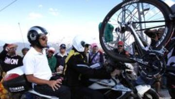 GRAN AFICIONADO. Fernando Alonso, durante una etapa del Giro de Italia que sigui&oacute; en directo sobre una moto de asistencia. 
 