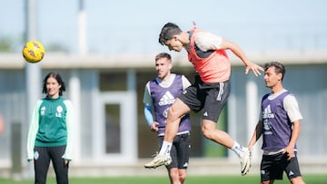 Anastasios Douvikas remata de cabeza delante de Kevin Vázquez y Óscar Mingueza en un entrenamiento del Celta.