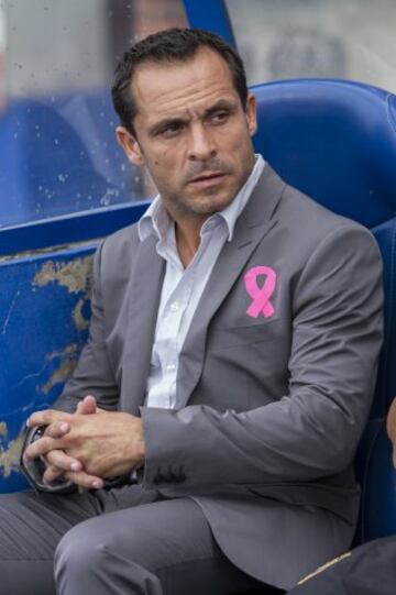 19/10/13 Sergi como entrenador del Recreativo de Huelva. En la imagen con el lazo rosa en el día contra el cáncer de mama.