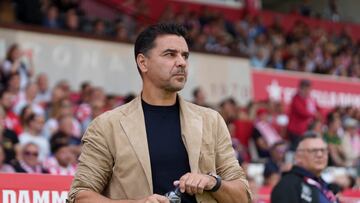 GIRONA, 20/05/2023.- El entrenador del Girona, Míchel, durante el partido ante el Villarreal de LaLiga Santander de la jornada 35 en el estadio municipal de Montilivi. EFE/David Borrat