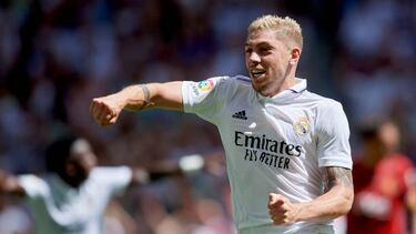 Federico Valverde central midfield of Real Madrid and Uruguay celebrates after scoring his sides first goal during the La Liga Santander match between Real Madrid CF and RCD Mallorca at Estadio Santiago Bernabeu on September 11, 2022 in Madrid, Spain. (Photo by Jose Breton/Pics Action/NurPhoto via Getty Images)