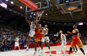 Cornelie, Alexander y Tavares luchan por balón. Gran ambiente en La Fonteta.