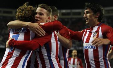 Griezmann y Gameiro celebran el gol contra el Celta.