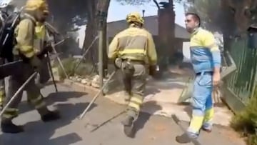 Un sanitario se hace viral tras esta escena en modo 'Superh¨¦roe' con unos bomberos