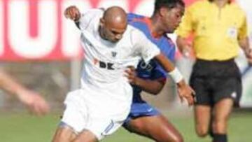 <b>KLUIVERT NO TUVO GOL</b> El holandés lideró el ataque pero no consiguió batir al meta belga.