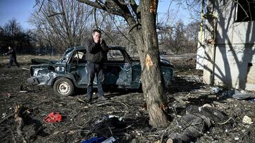 Russian forces attacked Ukraine this morning with a military assault, bombing military camps in the big cities, and several people caught it on camera.