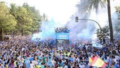 Los jugadores del Málaga celebran con sus aficionados el ascenso a Segunda División por las calles de la capital andaluza.