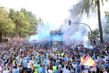 Los jugadores del Málaga celebran con sus aficionados el ascenso a Segunda División por las calles de la capital andaluza.