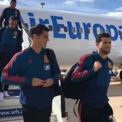 Una centena de aficionados reciben a la Selección en Sevilla