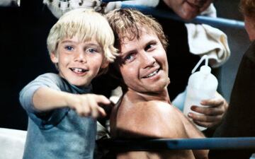 Billy Flynn (Jon Voight), el boxeador y padre en El Campeón, pelea por darle un futuro mejor a su hijo (Faye Dunaway). En su última pelea, exhausto y herido, logra ganar pero se derrumba frente a su pequeño, que lo abraza gritando “¡Despierta, campeón!”. Su muerte, tan dura como tierna, muestra el amor de un padre que lo dio todo, incluso la vida.
