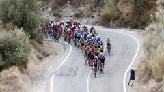 El pelot&oacute;n rueda durante la novena etapa de La Vuelta 2021 entre Puerto Lumbreras y el Alto de Velefique.