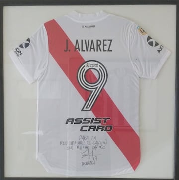 La camiseta de River Plate firmada por Julin para el Ayuntamiento de Calchn.