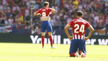 Los jugadores del Atlético se lamentan tras un partido.