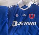 La U retorna a su tradición y conmemora un título especial con su nueva camiseta