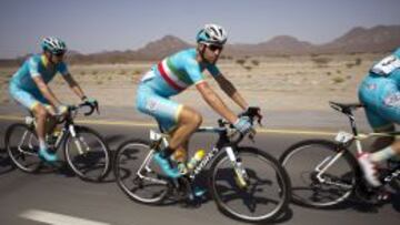 Vincenzo Nibali (centro) durante el reciente Tour de Om&aacute;n.