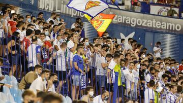 La afición del Real Zaragoza anima a su equipo en La Romareda.