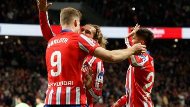 Los jugadores del Atlético de Madrid celebran el segundo gol del equipo rojiblanco durante el encuentro correspondiente a la jornada 28 de Laliga EA Sports que disputan hoy domingo Atlético de Madrid y FC Barcelona en el estadio Metropolitano, en Madrid.