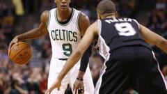 Rajon Rondo, defendido por Tony Parker.