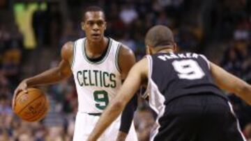 Rajon Rondo, defendido por Tony Parker.