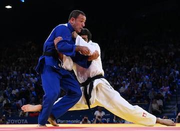 Abdelkader Bouamer de Argelia y Seyed Meysam Banitaba Khoram Abadi de Irán, durante la final masculina de judo J1 en 60 kg.