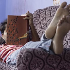 Si prefieres quedarte en casa antes que salir con los amigos, la psicología dice que tienes estos rasgos comunes