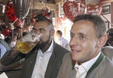 El centrocampista chileno del Bayern de Múnich Arturo Vidal, durante la 182º edición de la Oktoberfest, la fiesta de la cerveza, en Múnich.