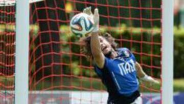 Mattia Perin, en un entrenamiento con la selección italiana.