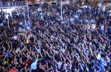 Fanáticos del equipo Galatasaray celebran, la Superliga de Campeones de Turquía, en Estambul (Turquía). El Galatasaray logró su vigésimo título de campeón de la Liga turca, tras el empate (2-2) cosechado hoy por el Fenerbahce, segundo clasificado, en su visita al campo del Istanbul Basaksehir. 