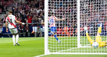 1-0. Julián Álvarez celebra le primer tan