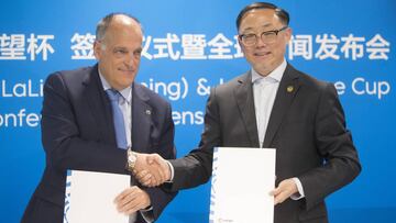Javier Tebas durante la firma del pacto para la Escuela de Kunming.