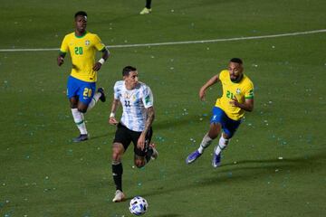 Vinicius y Cunha persiguen a Di María en el último Argentina-Brasil.