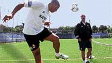 <B>ROLAND GARRÓS</B>. Del Bosque y Ronaldo se destaparon como una pareja sólida en el deporte del fútbol-tenis.