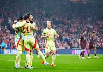 0-1. Mikel Oyarzabal celebra el primer gol con sus compañeros de equipo.