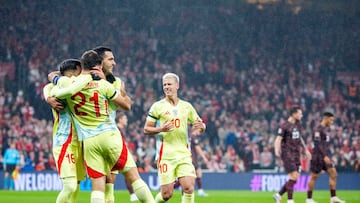 0-1. Mikel Oyarzabal celebra el primer gol con sus compañeros de equipo.