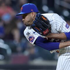 Why was MLB pitcher Edwin Díaz ejected and what was the sticky substance on his hand?