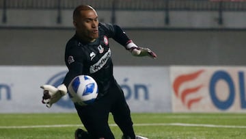 Futbol, Union La Calera vs Palestino.
Fecha 20, campeonato Nacional 2022.
El arquero de Union La Calera Ignacio Arce es fotografiado durante el partido de primera division contra Palestino disputado en el estadio Nicolas Chahuan de La Calera, Chile.
29/07/2022
Andres Pina/Photosport
Football, Union La Calera vs Palestino.
20th round, 2022 National Championship.
Union La Calera's goalkeeper Ignacio Arce is pictured during the first division match against Palestino held at the Nicolas Chahuan stadium in La Calera, Chile.
29/07/2022
Andres Pina/Photosport