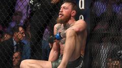 Conor McGregor descansa en el octágono tras su derrota ante Khabib Nurmagomedov en el UFC 229 celebrado en el T-Mobile Arena de Las Vegas, Nevada.