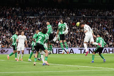 El jugador del Real Madrid, Raúl Asencio, marca el 3-0 al Real Betis. 