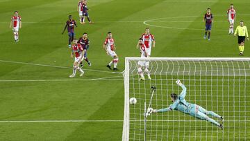 Messi marc¨® el 2-0 al borde del descanso.