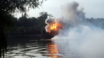 Descubre que su pareja le engaña, le quema el barco y roba su tabla de surf