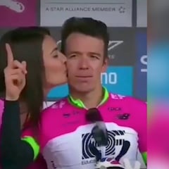 El gesto machista de Rigoberto Urán: exigió un beso a la azafata