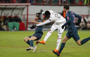 Filipe Luis injured after a challenge from Éder