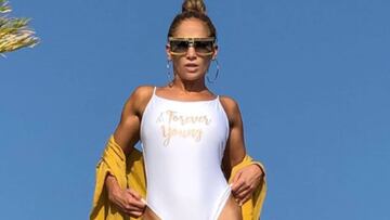 Una vez m&aacute;s JLo arranc&oacute; suspiros en sus redes sociales al compartir su incre&iacute;ble figura con una foto en traje de ba&ntilde;o con la frase &#039;Forever Young&#039;.