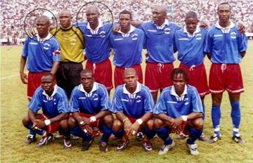 En la imagen se aprecia a Joe Nagbe y a George Weah, previo a un partido de la Selección de Liberia.