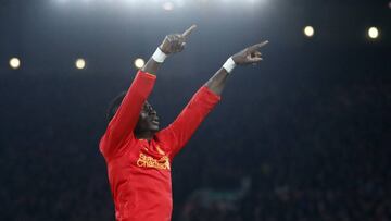 Sadio Mané celebrando el primero de los dos tantos anotados ante el Tottenham.